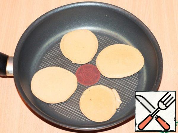 Warm non-stick frying pan, do not grease with oil. Gently pour a tablespoon of dough into the pan. When the top will begin to appear bubbles-holes, so you can turn the pancake.