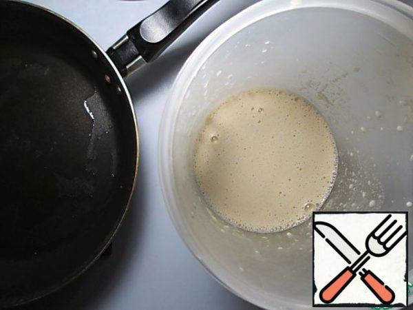 All components for the dough whisk with a blender for a few minutes to obtain a uniform consistency. Heat the oil in a frying pan. Fry the pancakes on both sides until Browning. You should get 14-15 thin pancakes with a small diameter.