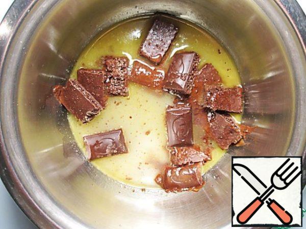 For the chocolate sauce, melt the butter on a low heat, add the remaining components to it and mix until a smooth consistency is obtained. If sugar dissolves poorly, warm the sauce until it dissolves.