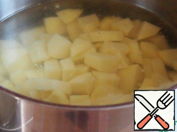 Peel the potatoes, cut into pieces and boil for 10 minutes.
