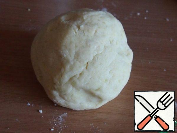 Ready potatoes cool, knead, add butter and flour, knead the plastic dough.