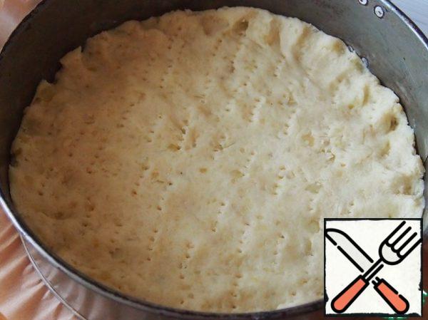 Spread the dough in a form with a diameter of 20 cm, prick with a fork and put it in the oven for 20 minutes, preheated to 200 degrees.

