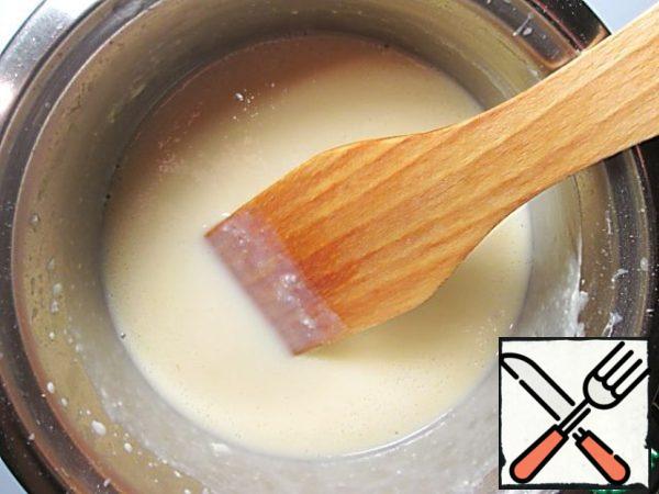 On a small fire, bring the mixture to a boil with a constant stirring with a spatula, but in any case do not boil. The cream should thicken and at the time of readiness to cover the blade with a thin layer. As soon as the cream is ready, immediately add gelatin and white chocolate to it, mix until both are dissolved. Leave the cream for about half an hour, during which time he should have time to "grab"a little.