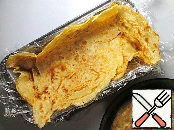 3-4 pancakes spread the bottom and the walls of a rectangular shape of 10x22cm, covered with cling film, paper or foil.