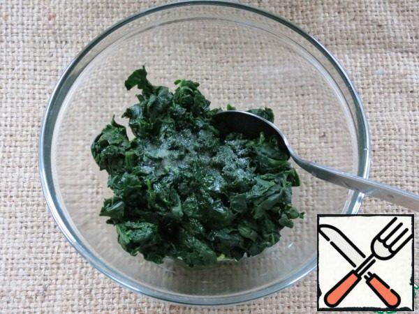 Ready spinach finely chop with a knife, add oil, salt, mix.
