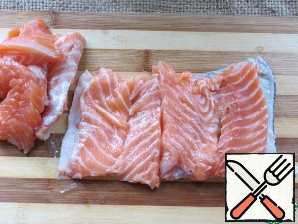 From salmon I got 2 servings of fillet. Gently separate the fillet from the skin. Half fillet cut into thin slices / about 5 mm / and put on top of the skin of salmon. Salt.