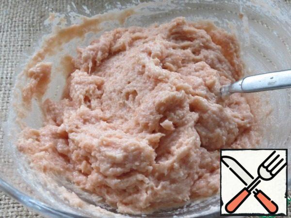 In a blender, chop the fillet, bread, protein, cream, salt, pepper and an ice cube.
