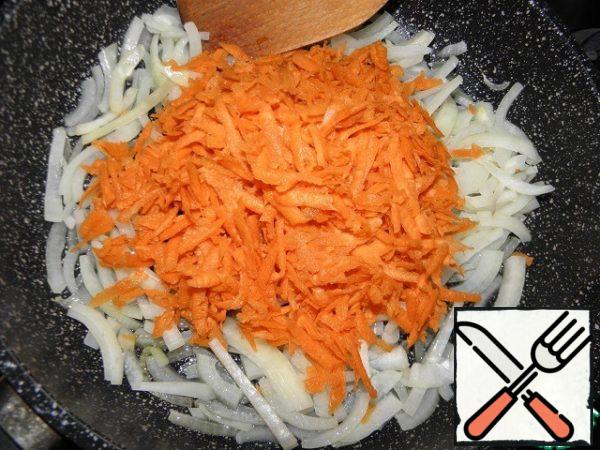 Pour vegetable oil into a frying pan (or whatever you will cook), put the onion, fry it for 1 minute, then add the carrots and fry lightly.
