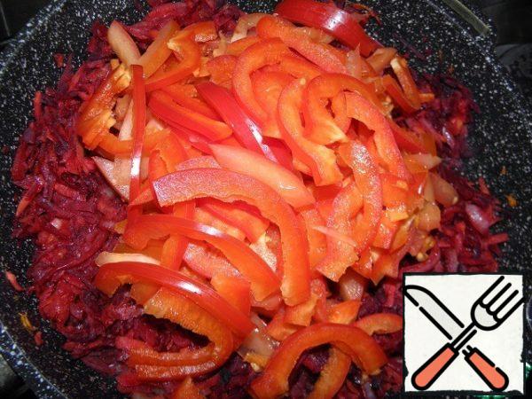Then add tomatoes (who likes a richer taste, add a spoonful of tomato paste), bell pepper and fry for 3 minutes. And spices to taste.
