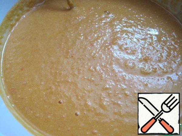 To prepare the yellow: Mix 1/4 of the hummus base and turmeric in a blender. We will leave the last part of hummus as it is.
