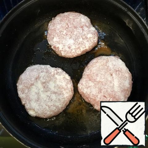 At this time, the minced meat is formed into cutlets the size of the rolls, roll in flour and fry over medium heat until tender. If you want-roll in breadcrumbs. We don't like them, so we used flour. I made 3 burgers for 3 people, but the ingredients are listed on 4 pieces.