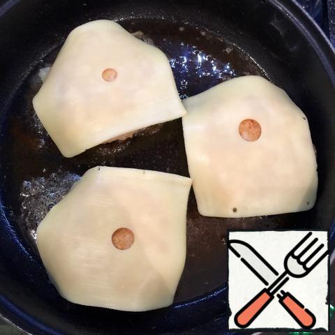 As soon as our cutlets are ready-turn off the stove, put a piece of cheese on each cutlet and cover with a lid for 5 minutes. During this time, the cheese will melt.