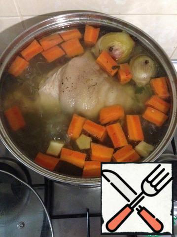 Coarsely cut all the vegetables for the broth, boil water in a large pot, fill all the ingredients, let boil. Salt well (approx. 2-3 tbsp salt). Put the knuckle, bring to a boil and cook on low heat for 3-4 hours. The broth does not pour.