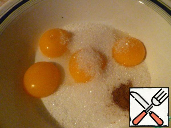 4 egg yolks combine the sugar and cinnamon.
Whip.