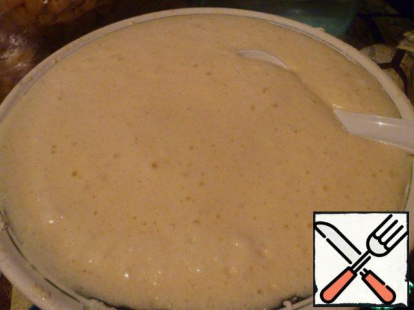 Beat the whites with the salt in a solid foam.
Whites add gradually, carefully and slowly stirring with a whisk until smooth.