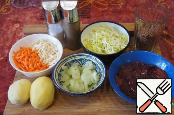 Vegetables wash and peel. Carrots and celery root chop into strips, celery stalks-thin slices, leeks-thin half-rings, potatoes in small cubes.