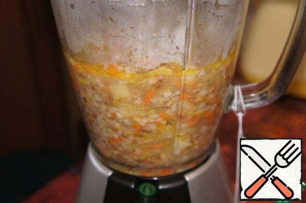 Put the vegetables with a small amount of broth in a blender and beat until smooth, smooth.