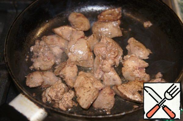 Prepared liver quickly fry over high heat. The main thing is not to overcook, so that the liver remains soft and juicy.