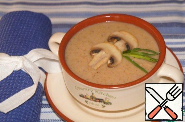 Option two, lean!
Pour the soup into a plate, garnish with slices of fried champignon, decorate with herbs.
