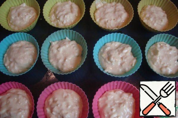 Prepare molds for cupcakes, if necessary, you can lubricate them with vegetable oil.
I have silicone molds, I do not lubricate.
Spread at 1 tbsp of dough (about 1/2-2/3 of the ramekins).  