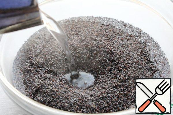 Fill the poppy seeds with about two cups of boiling water and leave under the lid for 10 minutes. Preheat the oven to 170 degrees.
