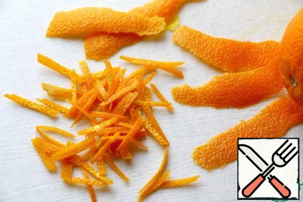 Thoroughly wash oranges and cut a thin layer of zest without a white layer with a knife for cleaning vegetables to avoid bitterness. Strips of zest cut across a very thin straw.