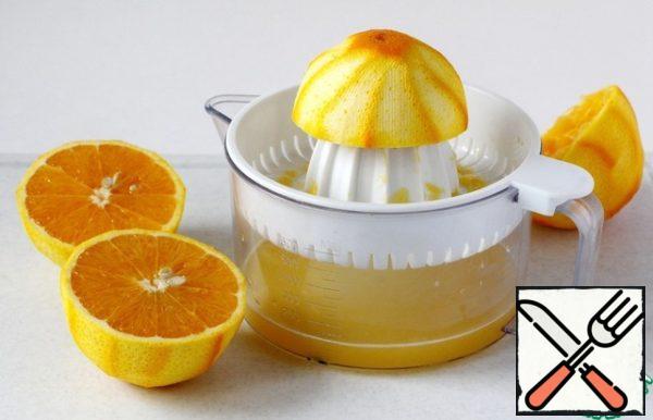 Squeeze orange juice, and you can with pieces of flesh. Depending on the size of oranges, the juice is 200-250 ml.