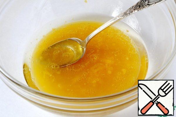Mix orange juice, vanilla sugar and vegetable oil.