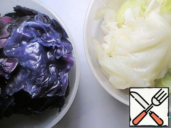 Both varieties of cabbage disassemble the leaves. Boil water in a large pot and add salt. First, boil the white cabbage leaves for 5 minutes after boiling, then put them in cold water. Then boil the leaves of red cabbage in the same way, only for 8 minutes, as this cabbage variety is harder. Also put them in cold water.