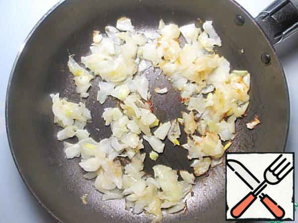 Remove the bacon from the pan, put the finely chopped onion and fry in the fat left over from the bacon.