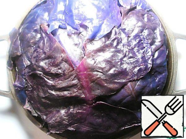 Cover the filling first with leaves hanging on the sides, which cover the bottom, and then also cover the top with the remaining 6 leaves. Cover the pie with a plate of suitable size and refrigerate for 2 hours under pressure.
