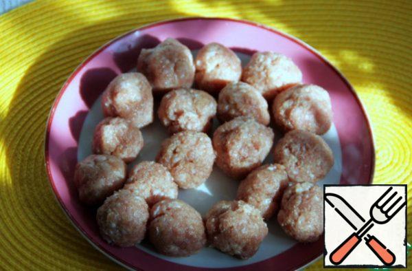 Prepare small minced meat from poultry or beef (lamb), passing the meat several times through a meat grinder.
I used ready-made turkey meat.
Add egg, salt, pepper and breadcrumbs to the minced meat. Knead well and knock out. Form walnut-sized balls.
