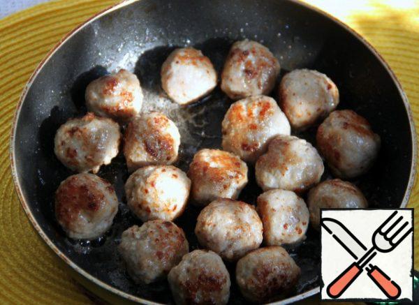 Fry the balls in a hot pan, until Golden brown in 2 tablespoons of vegetable oil. Remove them with a slotted spoon in a plate and cover with foil to keep warm.