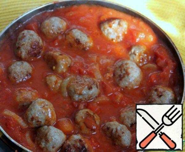 Add a little water, add the meat balls, cover and simmer on low heat for another 5-7 minutes. The dish is served with boiled rice, chopped coriander (parsley) and almond petals.
These meat balls are very popular with children.
Bon appetit and new taste discoveries!