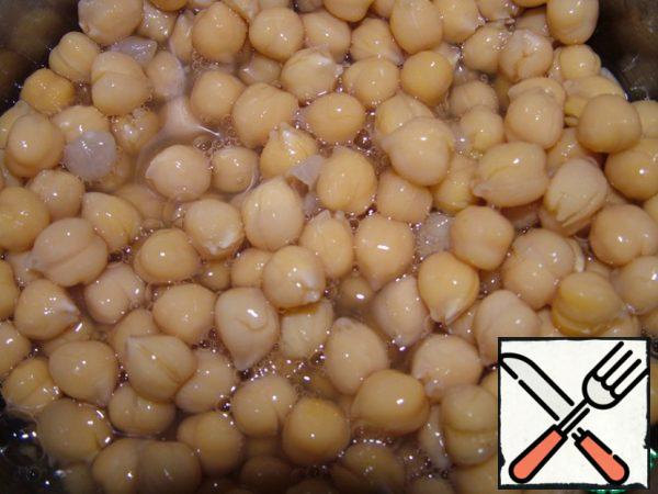 Cook in enough water over low heat for an hour. Let the peas cool down a bit, do not pour the broth! I do not clean ready chickpeas, I do not want to deprive the dish of useful fiber.