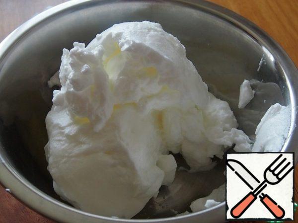 Separate the yolks from the whites.
Beat the egg whites to thick peaks so that they remain until the end.
