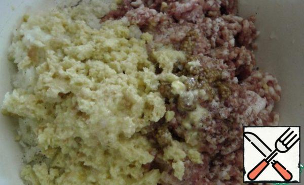 Minced meat mix with mustard, onion, garlic, bread mass, salt and pepper, add thyme and mix well.