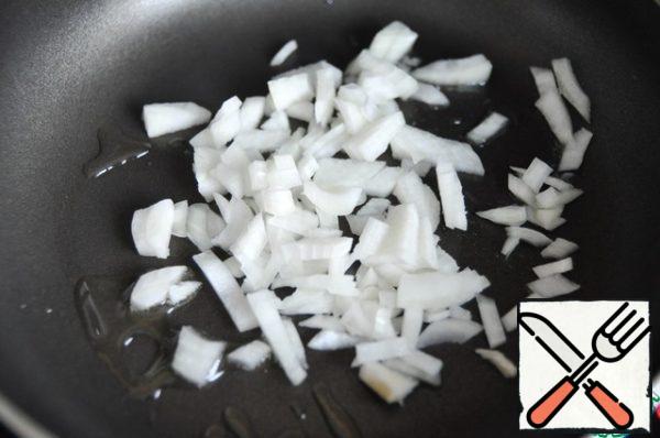 Onions (one bulb) cut into small cubes and fry until transparent in vegetable oil (1 tablespoon), in a frying pan.