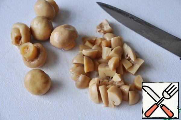 We take any mushrooms, ideally, of course, forest, but, for lack, took boiled mushrooms.
Mushrooms finely cut.