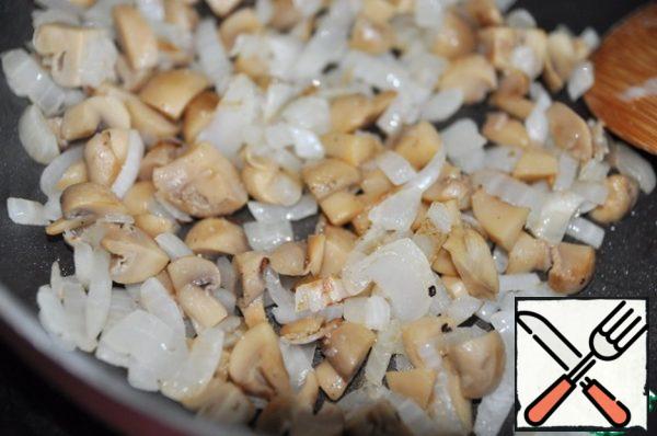 Put the mushrooms to the onion and fry for 5 minutes until Golden, salt.
Remove on a plate and allow the mushrooms to cool.
