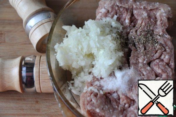 Take any minced meat, I have pork, add chopped onions (1 PC.). If you make the stuffing, respectively, twist the meat instead of onions. I was grinding a blender.
Add salt, freshly ground pepper mixture and mix well.