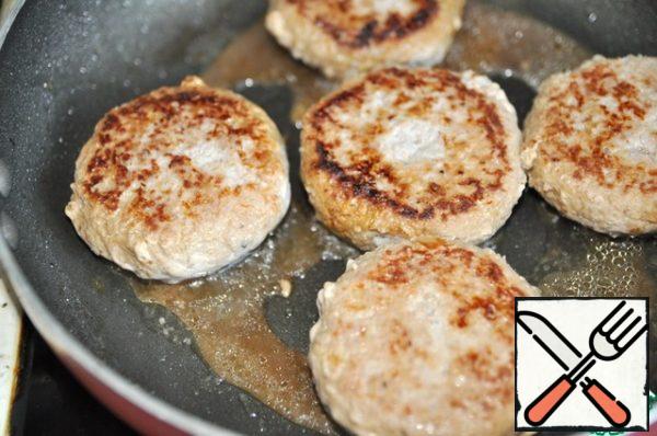 In a frying pan with vegetable oil (2 tablespoons), fry the zrazy (meatballs) on high heat on both sides until golden brown.
