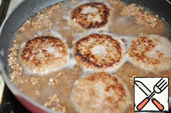 Pour water into the pan. In this case, 2 glasses. Salt. Bring to a boil, reduce the heat, cover and cook for 20 minutes.
