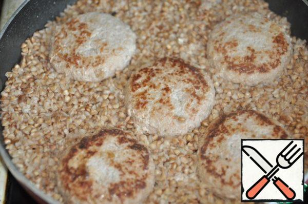 Leave the finished buckwheat on the stove, cover with a towel and let it brew, cook for about an hour.
