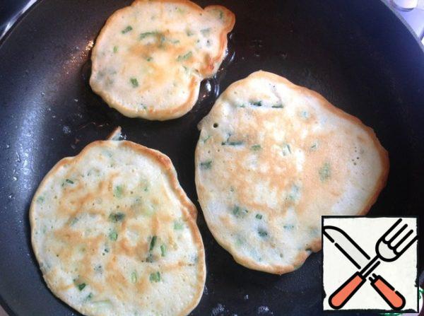Preheated pan lubricate with vegetable oil and fry pancakes on both sides over medium heat with the lid closed.