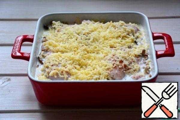 Pour the cream and cover with grated cheese.