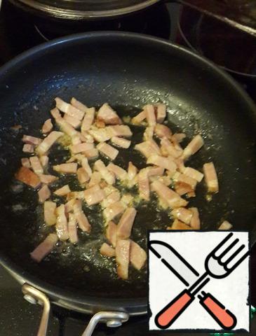 In a deep frying pan, heat the oil, throw back the ham, lightly fry it.