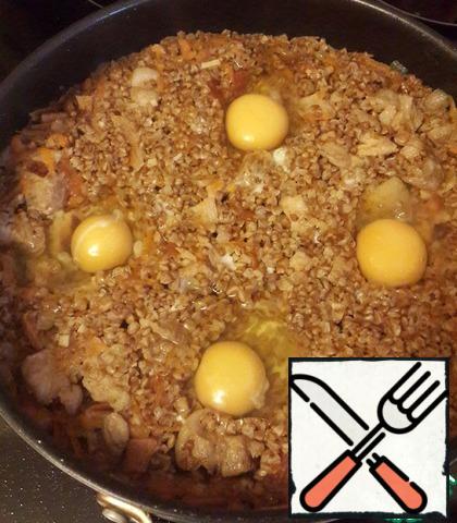 Now, when all the water is absorbed, turn off the stove. Do in kas deepen and break raw eggs (number of consumers). Cover with a lid and leave for 5-7 minutes to eggs " grabbed".