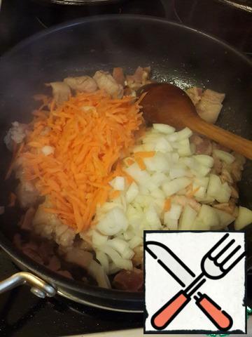 Now add the chopped onions and grated carrots, fry all together. This must be done at maximum heat to meat and vegetables is fried, and become a little rosy.