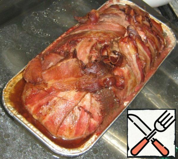 Remove from the oven. Let it cool down a little and either drain the fat, which is sprayed between the mold and the product, or do not drain - then a delicious jelly is formed around this meat "loaf".
Then let it cool completely and for 20 hours (or at least overnight!) put it in the refrigerator.